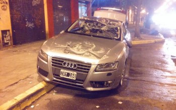 Un auto mordió el cordón del boulevard de Avellaneda y terminó dado vuelta en la vereda