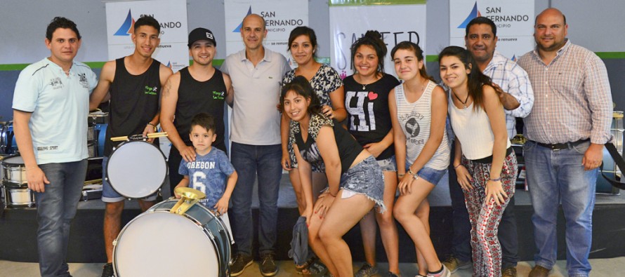 Entrega de instrumentos musicales a las murgas en reconocimiento por su trabajo en “Sanfer Recicla”