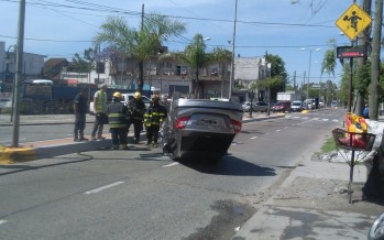 Un conductor se distrajo con el celular y volcó en Avellaneda y Ruta 202