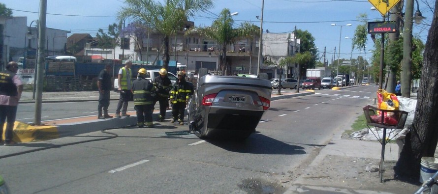 Un conductor se distrajo con el celular y volcó en Avellaneda y Ruta 202