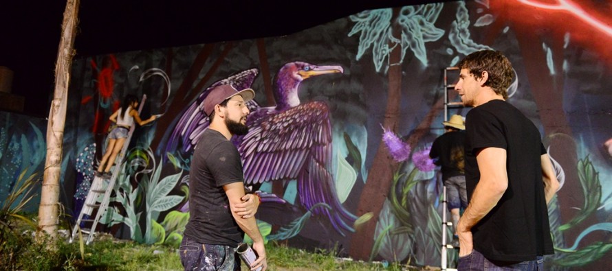 El reconocido artista Martín Ron pintó el mural de la Plaza del Bicentenario
