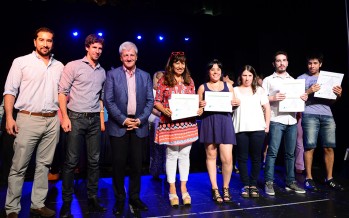 Entrega de diplomas a egresados de idiomas e informática del Centro Universitario Municipal
