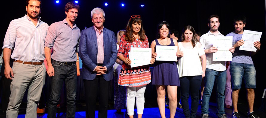 Entrega de diplomas a egresados de idiomas e informática del Centro Universitario Municipal