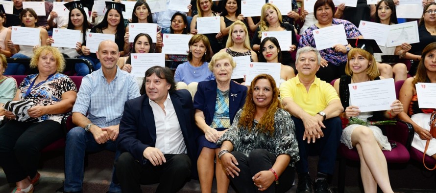 Más de 250 licenciados en enfermería y camilleros ya se recibieron en el Centro Universitario Municipal