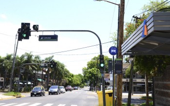 Nuevos letreros indicadores de calle a lo largo de la Avenida Libertador