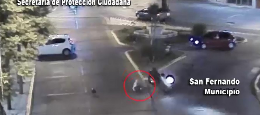 Violento choque de una moto contra un auto en Libertador y Del Arca
