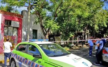 En un operativo conjunto demolieron una vivienda clandestina con peligro de derrumbe en Vélez Sarsfield y Uruguay