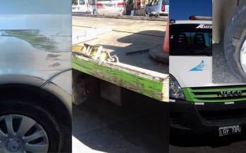 Por distracción del conductor, una grúa de tránsito chocó a un vehículo estacionado en la costanera municipal