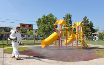 Tareas de fumigación en la Plaza Héroes de Malvinas
