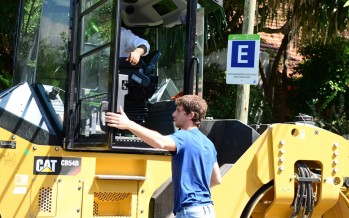 La nueva aplanadora de la flota municipal se puso en funcionamiento sobre la calle Paz