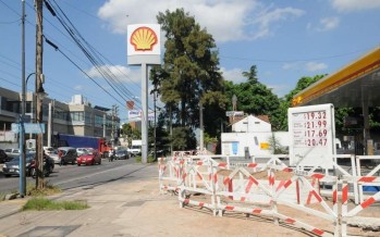 Comenzaron los trabajos para sumarle dos carriles a la calle Uruguay en la parte donde se angosta