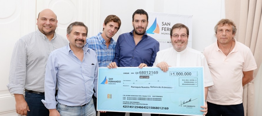 Entrega de un millón de pesos para restaurar la Parroquia Aránzazu