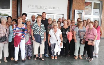 Adultos mayores disfrutaron de una función de cine