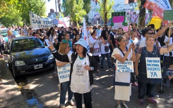 Los docentes continúan el paro y salen de Plaza Canal para la marcha de antorchas
