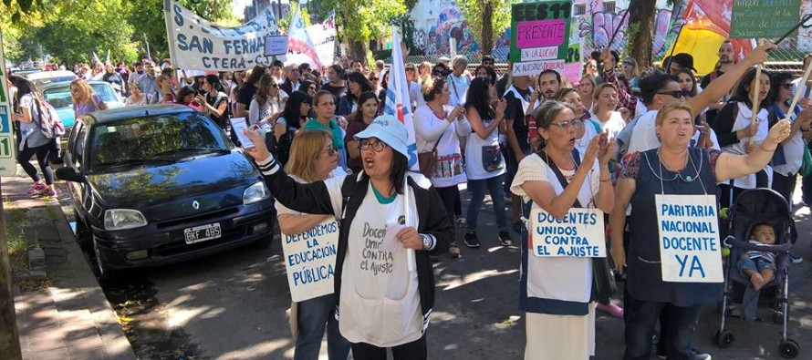 Los docentes continúan el paro y salen de Plaza Canal para la marcha de antorchas