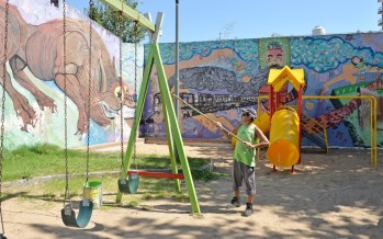 Tareas de mantenimiento en la “Plaza de los Escritores”