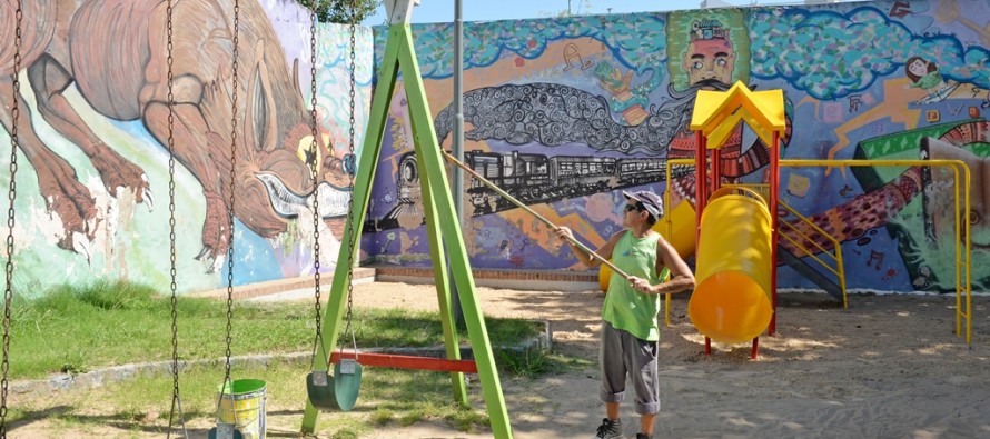 Tareas de mantenimiento en la “Plaza de los Escritores”