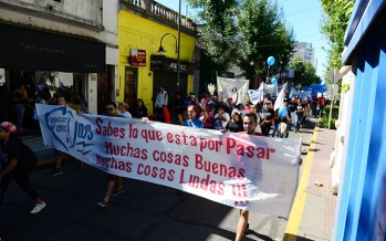 Caminata hasta Plaza Mitre y suelta de globos por la paz