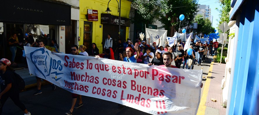 Caminata hasta Plaza Mitre y suelta de globos por la paz