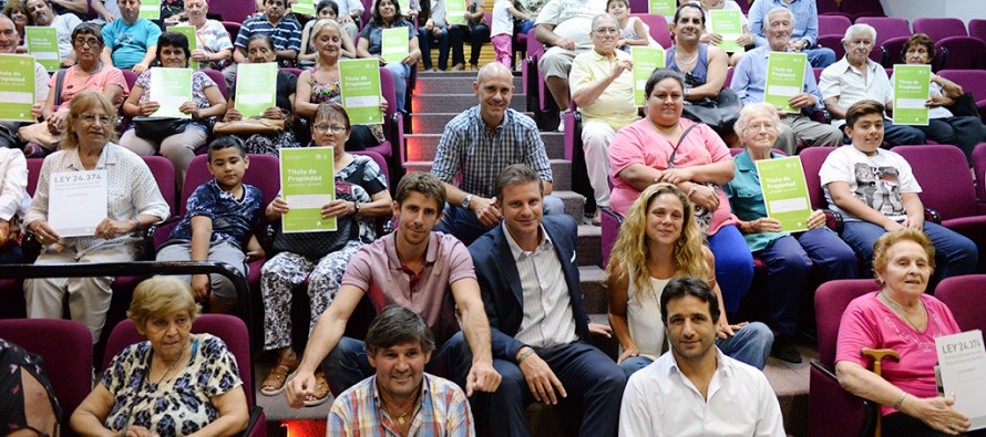 Entrega de escrituras a 35 familias de nuestra ciudad