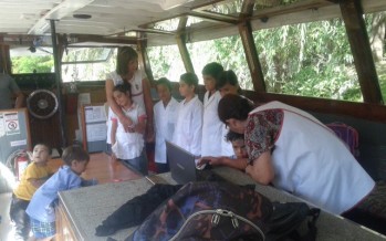 Arroyo Caracoles: Dictan clases en una lancha porque no pueden llegar a la Escuela