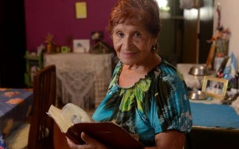 Con más de 70 años, terminó el secundario para poder dar una mano en el Hospital Cordero