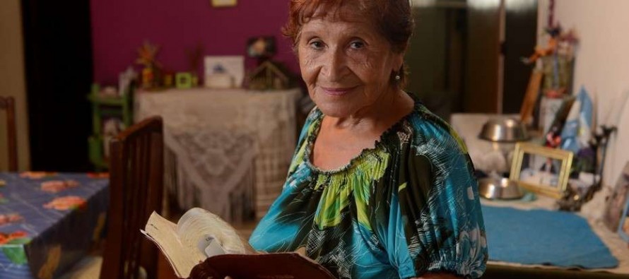 Con más de 70 años, terminó el secundario para poder dar una mano en el Hospital Cordero