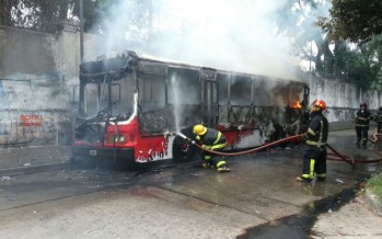 Se incendió un colectivo en el barrio Mil Viviendas