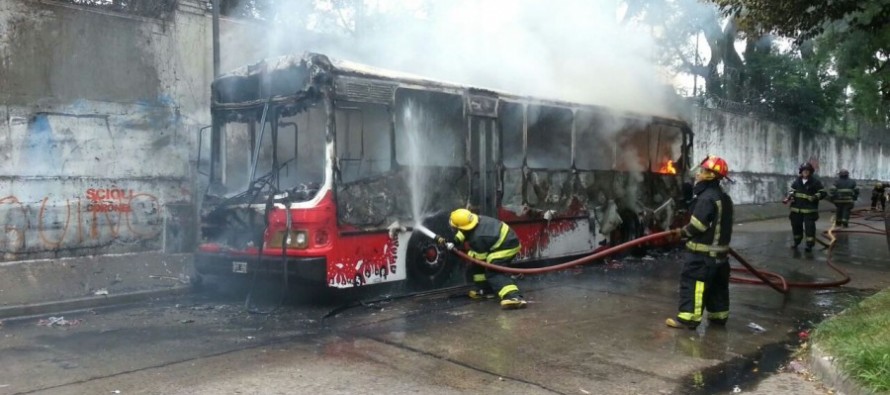 Se incendió un colectivo en el barrio Mil Viviendas