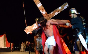 En Viernes Santo se representó la Pasión de Cristo en la plaza Carlos Gardel