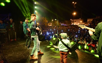 Chili Fernández y Los del Fuego cerraron el Festival Tropical en Plaza Belgrano