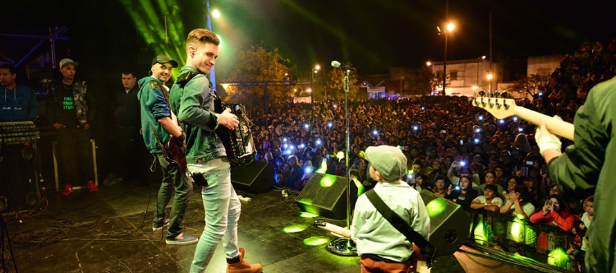 Chili Fernández y Los del Fuego cerraron el Festival Tropical en Plaza Belgrano