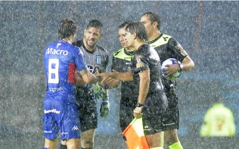 El temporal obligó a suspender el partido entre Racing y Tigre