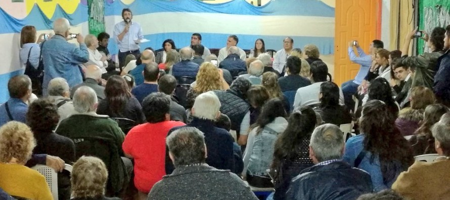 En un clima de campaña electoral el diputado Carlos Castagneto encabezó un acto en el club Barrio Nuevo