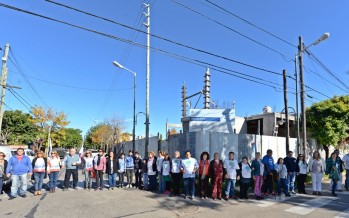 Abrazo simbólico para reclamar a Provincia obras en las escuelas N°5 y N°19