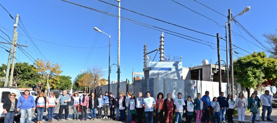 Abrazo simbólico para reclamar a Provincia obras en las escuelas N°5 y N°19