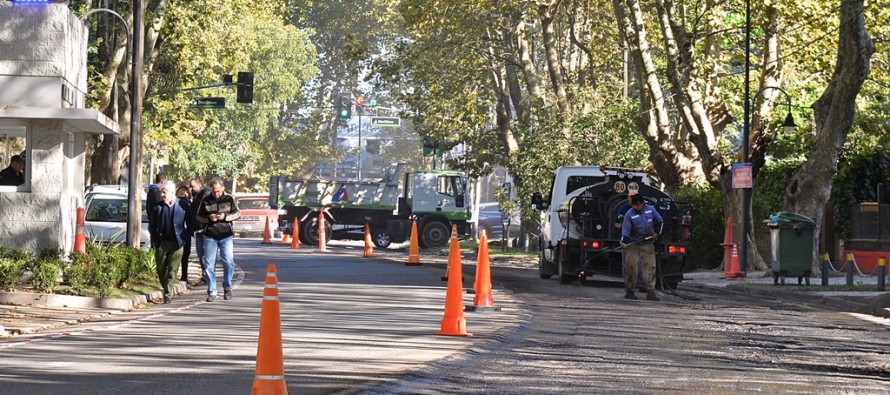 Continúan las tareas de asfalto sobre la Avenida Libertador