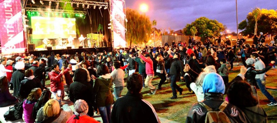 Se celebró el Día de la Patria en la Plaza del Bicentenario con un show del dúo Orellana-Lucca