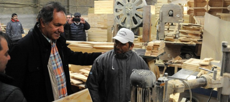 Scioli visitó nuestra ciudad para recorrer la fábrica de muebles ‘El Monarca’