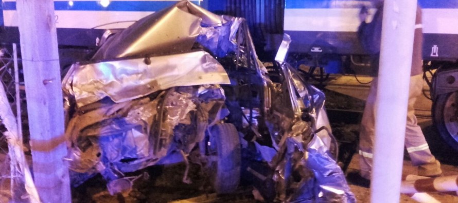 El servicio de tren estuvo restringido por más de dos horas por un choque entre una formación y un auto