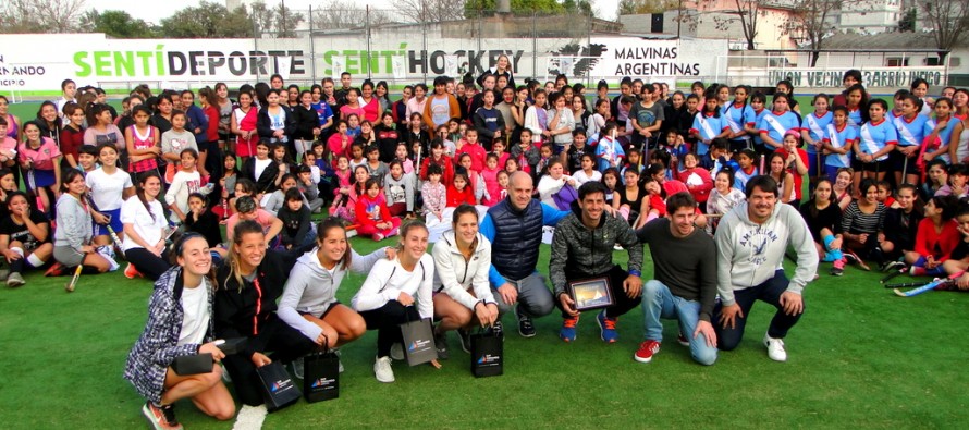Agustín Corradini junto a Las Leonas brindaron una clínica de hockey en el Poli 7
