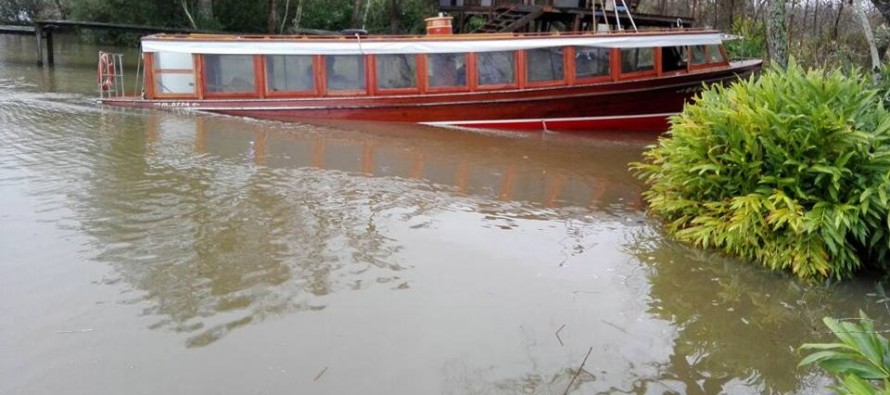 Una lancha que transportaba alumnos y docentes sufrió un accidente y quedó parcialmente hundida