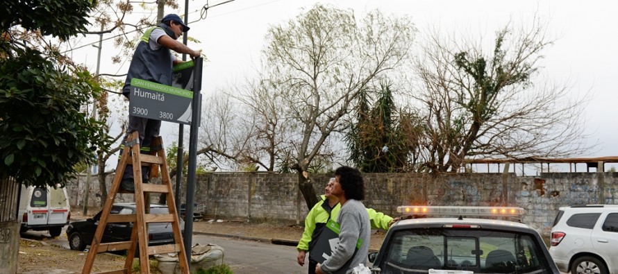 Continúa la colocación de nomencladores de calle