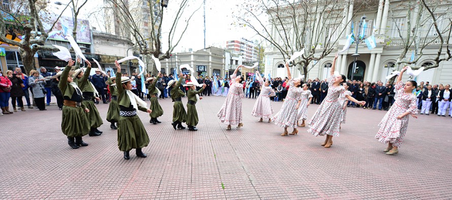 Se celebró el 201° aniversario del Día de la Independencia en la Plaza Mitre
