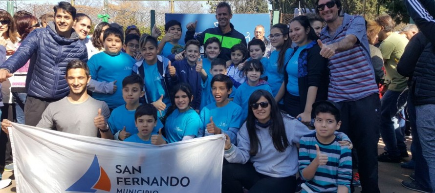 Los alumnos de la Escuela Municipal de Tenis asistieron a la exhibición del trofeo de la Copa Davis