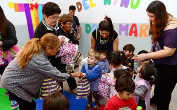 Abuelos del Taller de Tejido regalaron juguetes que ellos mismos confeccionaron a niños de Don Mariano