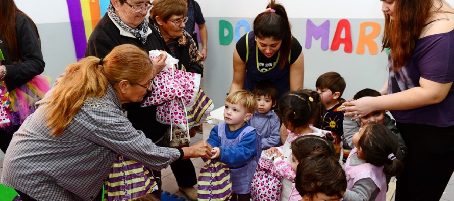 Abuelos del Taller de Tejido regalaron juguetes que ellos mismos confeccionaron a niños de Don Mariano