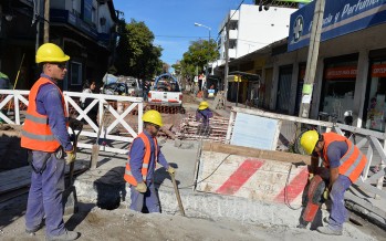 Renovación de baldosas, colocación de conductos pluviales, hormigonado y pavimento en el  casco histórico
