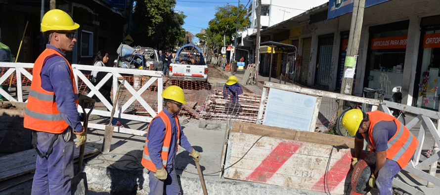 Renovación de baldosas, colocación de conductos pluviales, hormigonado y pavimento en el casco histórico