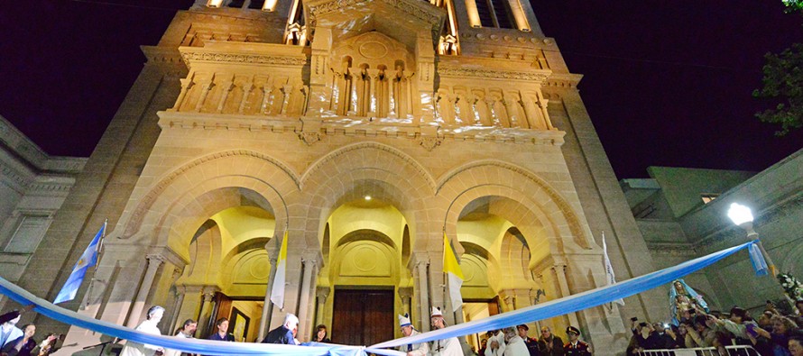 Con una misa criolla interpretada por Patricia Sosa se inauguró la restauración de la Parroquia Aránzazu